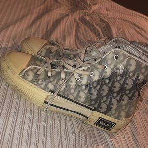 B23 HIGH-TOP SNEAKER
White and Black Dior Oblique Canvas